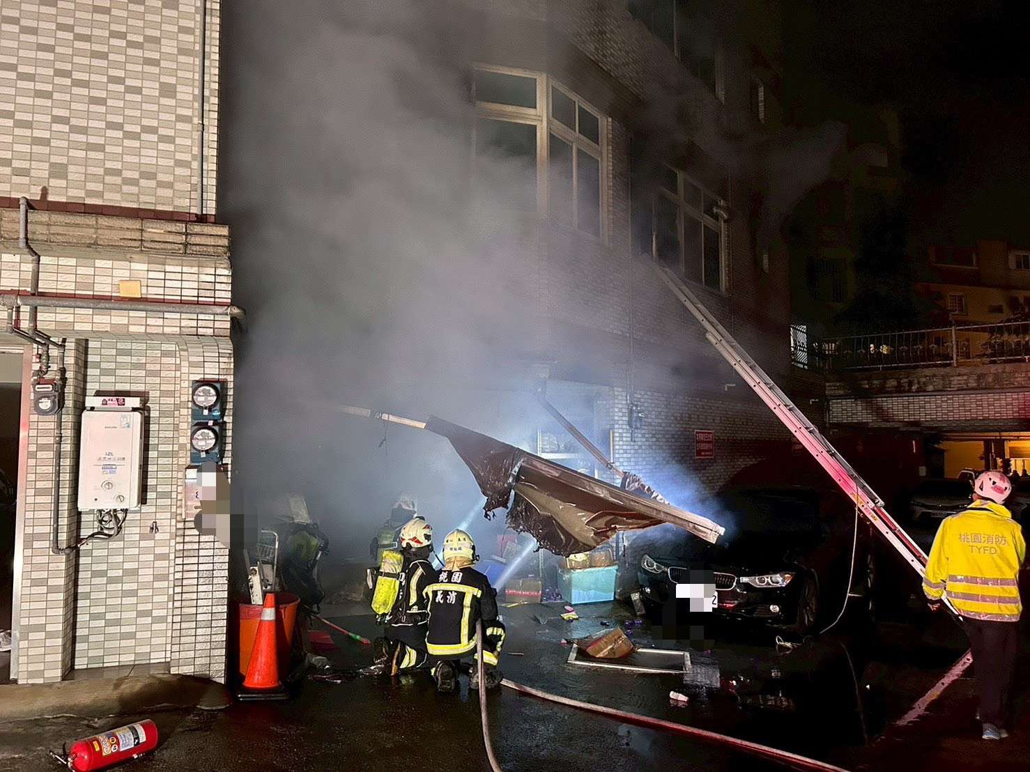 楊梅民宅深夜惡火7人受困 1女急跳花圃驚險逃生 S 71843896 0