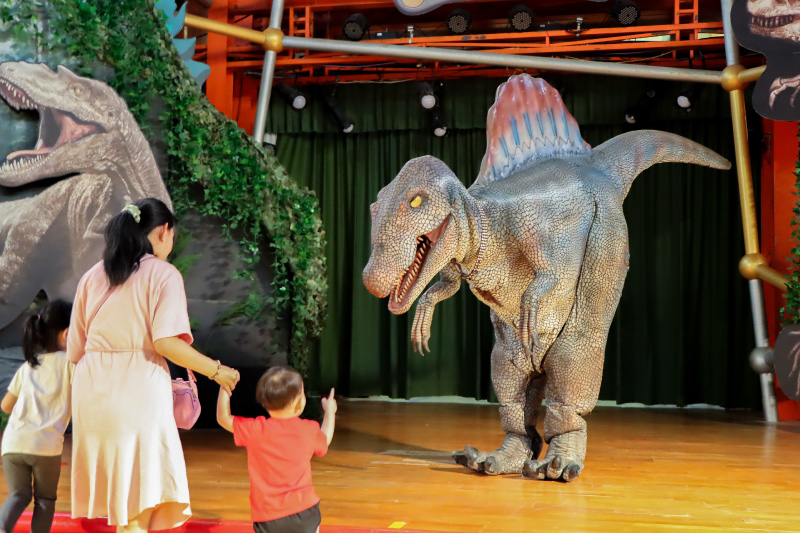 圖文:全台樂園唯一《恐龍見面會》,在園區內與遊客進行互動實境體驗。