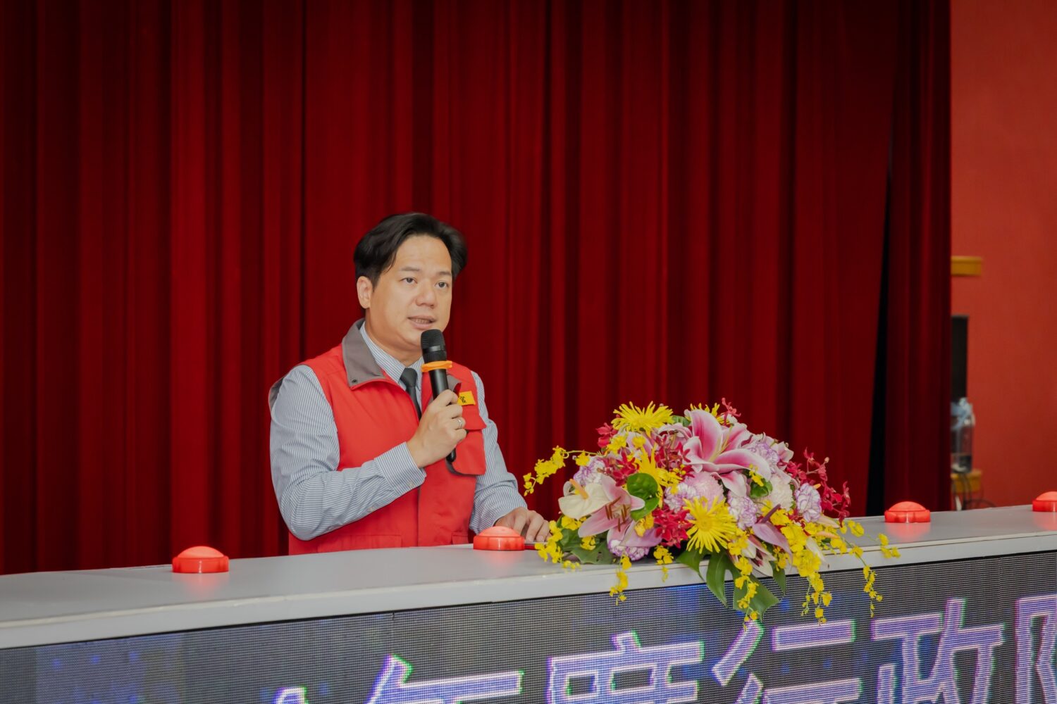 行政院災防業務訪評首站竹市登場 邱臣遠:強化跨域防災體系 | 索引新聞 INDEX News 新竹市代理市長邱臣遠於訪評現場致詞,表示市府持續精進智慧防汛系統與跨域防災合作,打造「安居科技城、幸福真永遠」願景。(圖/記者張家燁翻攝)