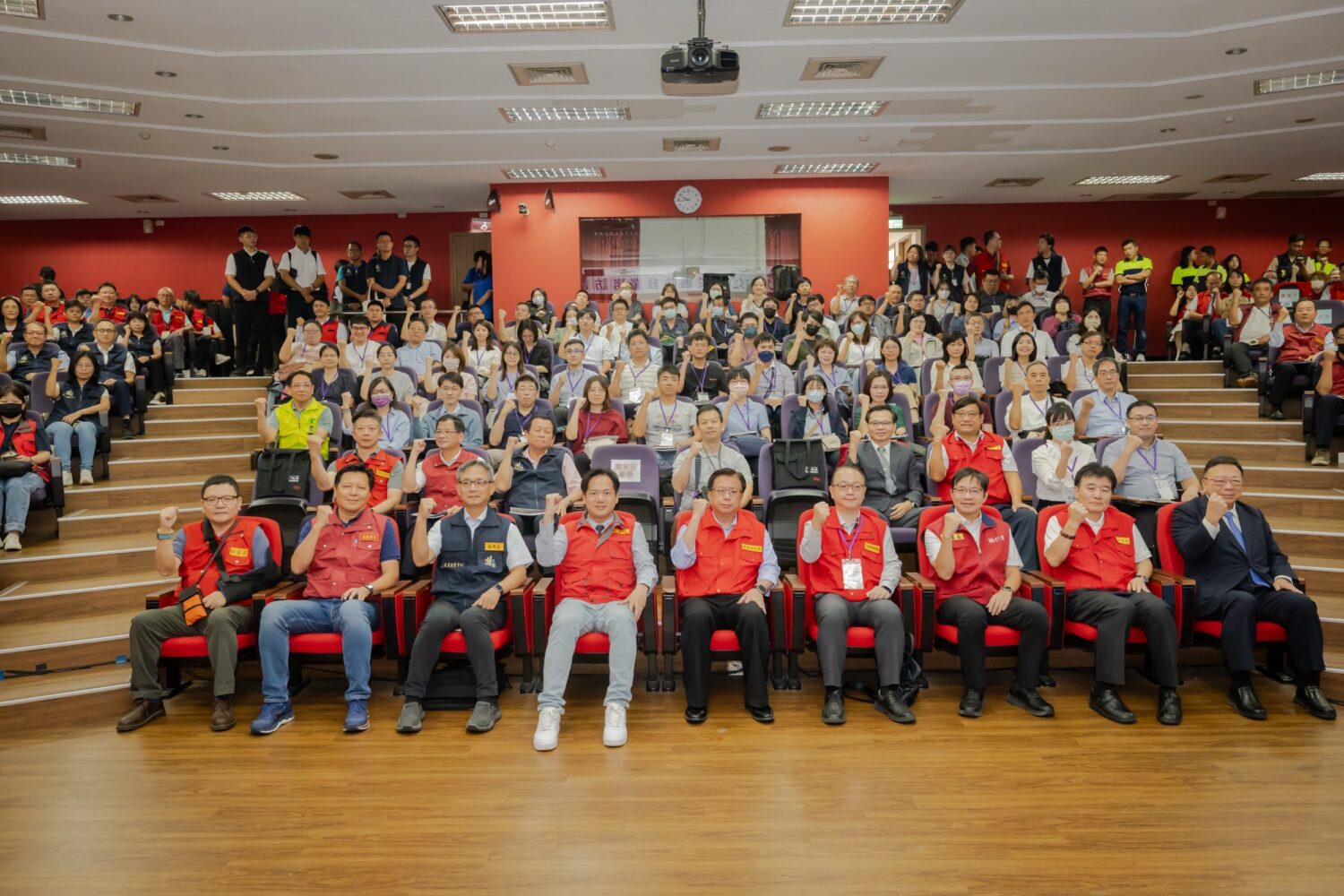 行政院災防業務訪評首站竹市登場 邱臣遠:強化跨域防災體系 | 索引新聞 INDEX News 行政院災防訪評新竹場於中華大學舉行,中央部會、各縣市代表及竹市團隊合影,展現中央地方攜手強化防救災能量的決心。(圖/記者張家燁翻攝)