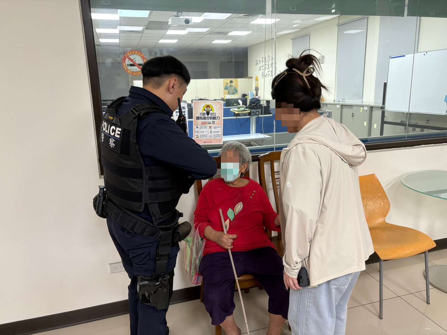 高齡婦1原因徘徊路旁 楊梅警暖心助她返家 S 77471834 0