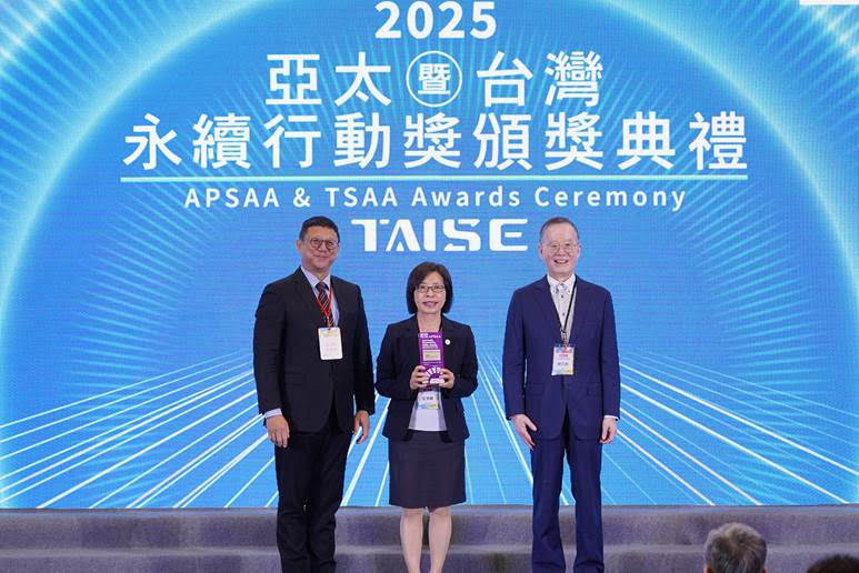 ▲崇越科技榮獲2025 APSAA 亞太永續行動獎銅獎肯定由呂素卿執行長圖中代表受獎 - 報新聞 Mega News