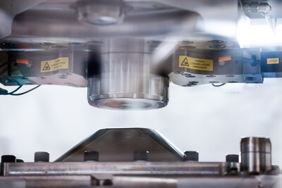 Cell Impact 與 thyssenkrupp Automotion Engineering 之間的合作,基於 Cell Impact Forming™——這是一種已獲專利的乾式成形方法,在超薄金屬上利用高動能來成形複雜圖案。它透過精準控制衝擊速度,實現無比管道準確與厚度均勻——非常適合燃料電池與電解槽中的流板。 Cell Impact 與 thyssenkrupp Automotion Engineering 之間的合作,基於 Cell Impact Forming™——這是一種已獲專利的乾式成形方法,在超薄金屬上利用高動能來成形複雜圖案。它透過精準控制衝擊速度,實現無比管道準確與厚度均勻——非常適合燃料電池與電解槽中的流板。