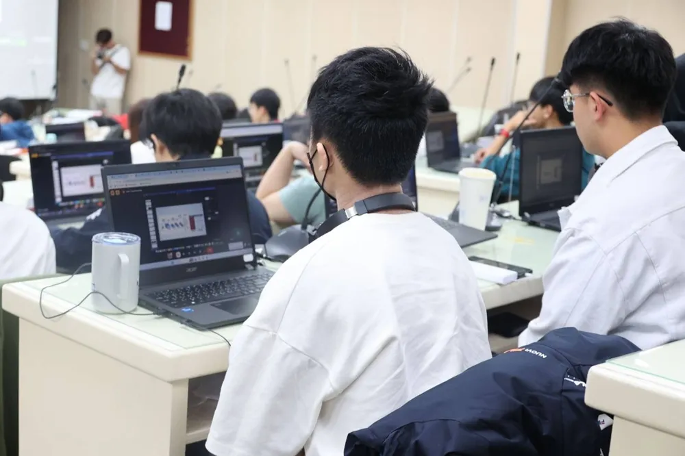 ROAR Academy課程中,學生透過平台操作實作生成式AI與自動駕駛演算法,強化數位應用能力與自主學習力。