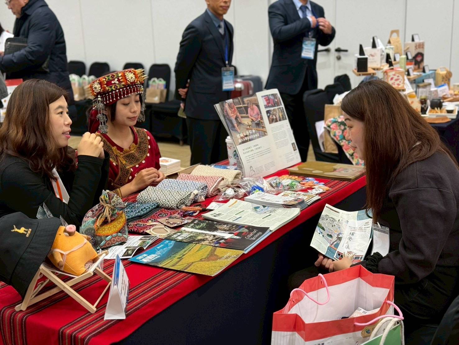 現場設置宜蘭觀光及文化特色展示攤位，彼此交流原住民文化工藝、旅遊資訊，讓韓國旅行業者近距離認識宜蘭的旅遊亮點。圖/宜蘭縣政府提供