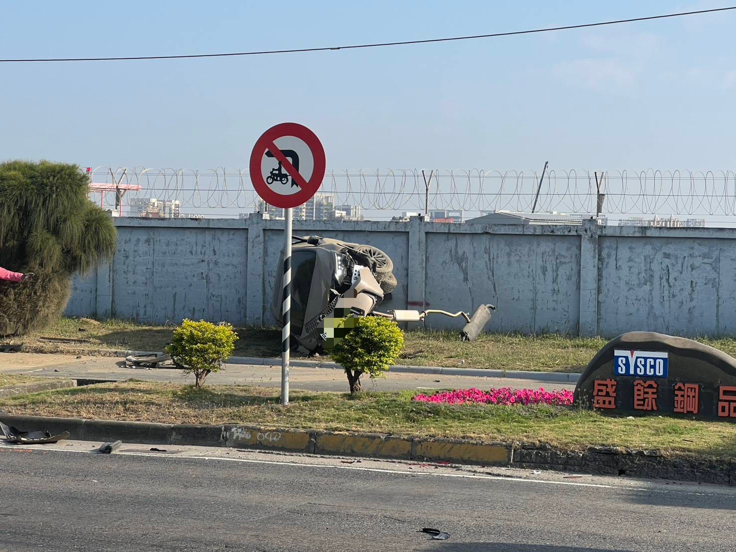 有片/女駕駛疑闖紅燈! 釀三車連環撞 休旅撞貨車翻覆機場圍牆旁 