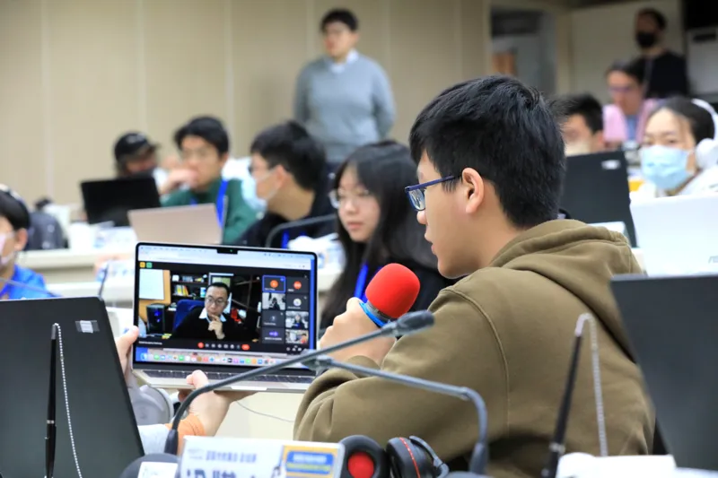 參與ROAR Academy的課程的學生以遠距課程與柏克萊教授線上對話。