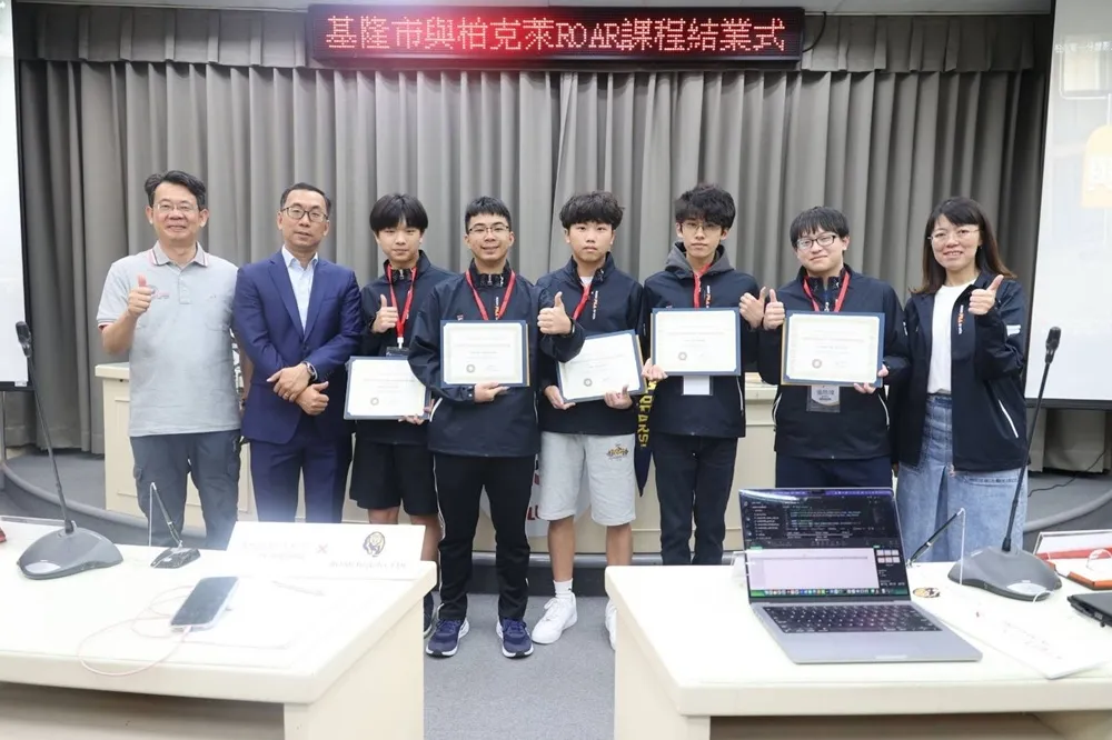 加州柏克萊大學教授Allen Yang(左二)也在最後一週親自來台授課,對同學們在課程中表現出的熱忱和專注給予高度肯定,並讚許他們的學習態度絕對可與美國最優秀的頂尖學生比擬,相信這一次與基隆市府的合作是一個很好的開端。