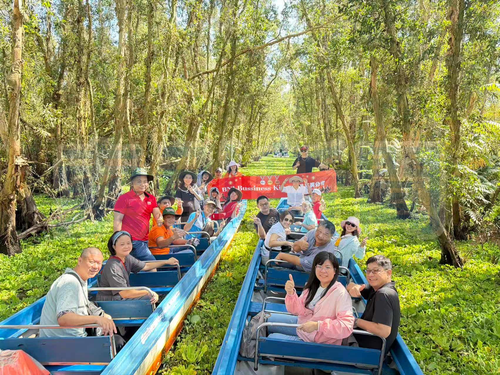 從湄公河到會議桌:2025 安江朱篤薄遙BNI商務交流團 圖說:第二天早晨,成員搭乘小船深入茶蘇生態水森林,穿梭於綠意盎然的水道間,實地體驗當地推動濕地保育與生態旅遊的發展成果。(圖由越南全富佳旅行社提供)