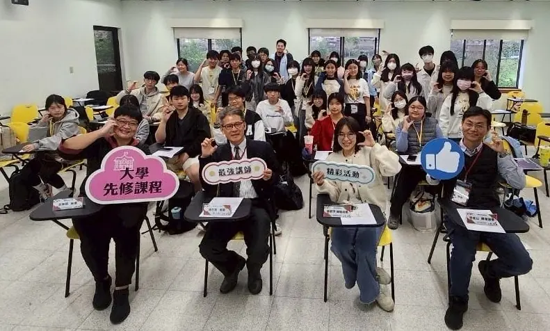 基隆市立高中開啟與國立政治大學多元選修課程合作。微課程專班,由國立政治大學提供經濟、教育、日文、大眾傳播等四個學系的豐富學習課程,