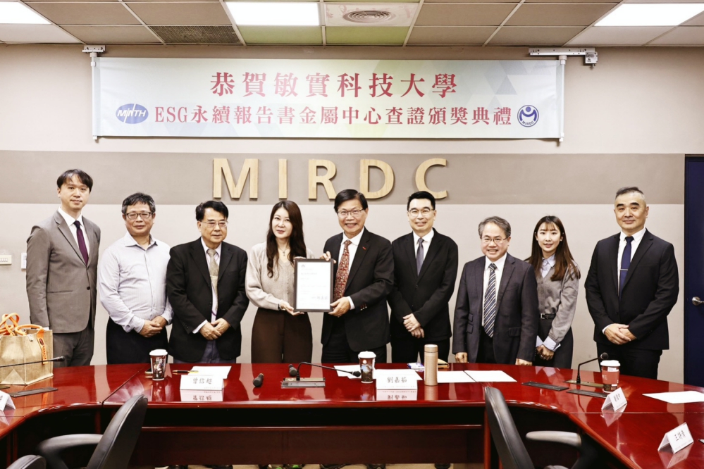 LINE_ALBUM_20251212頒證典禮_251212_22_0_Fotor - 報新聞 Mega News