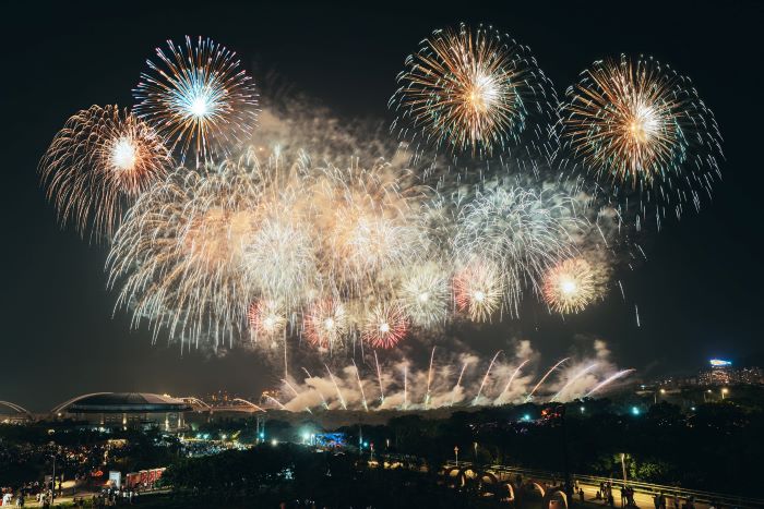 《圖說》配合新北市美術館開館周年及捷運三鶯線通車,4至6月將陸續推出煙火、表演、建築光雕等系列活動。〈文化局提供〉