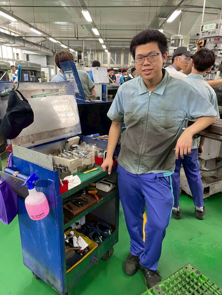 《圖說》三重商工許壬瀧同學考取8張技術士證。〈教育局提供〉