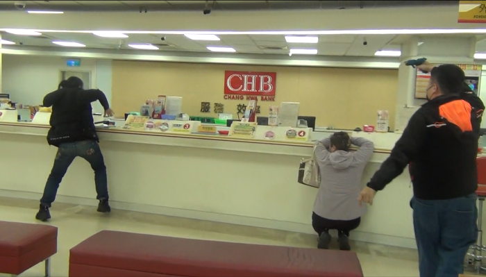 《圖說》中和警與轄內金融機構「攔截圍捕演練」,演練情境逼真震撼。〈中和分局提供〉