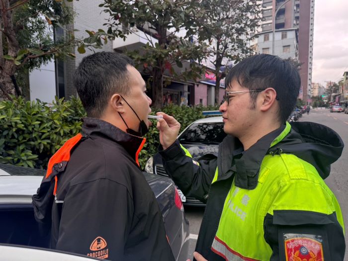 《圖說》演練同步導入「唾液毒品快篩試劑」,針對可疑駕駛即時實施初步檢測。〈中和分局提供〉