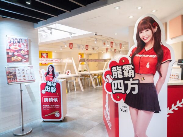 定食8西門町門市升級為味全龍聯名應援主題店，店內融入球員與Dragon Beauties小龍女視覺佈置，搭配應援音樂，成為球迷拍照打卡新熱點。圖／業者提供