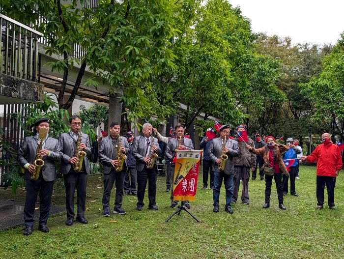 《圖說》在「灰熊樂團」薩克斯風吹奏下,全體大合唱「國家、中華民國頌」等愛國歌曲。〈板橋榮家提供〉