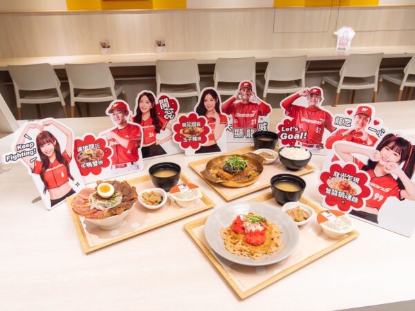 聯名餐點《遍地開花牛鴨雙拼》、《開蕊熔岩玉子豬排》與《龍光乍現蟹醬銷魂麵》同步登場，將「龍魂精神」化為味覺體驗，從主菜到細節皆充滿應援巧思。圖／業者提供