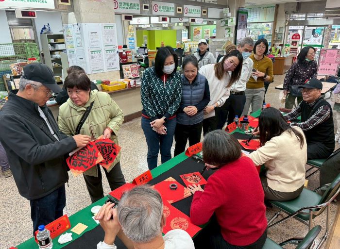 《圖說》板橋郵局新春揮毫贈春聯活動民眾踴躍索取。〈板橋郵局提供〉