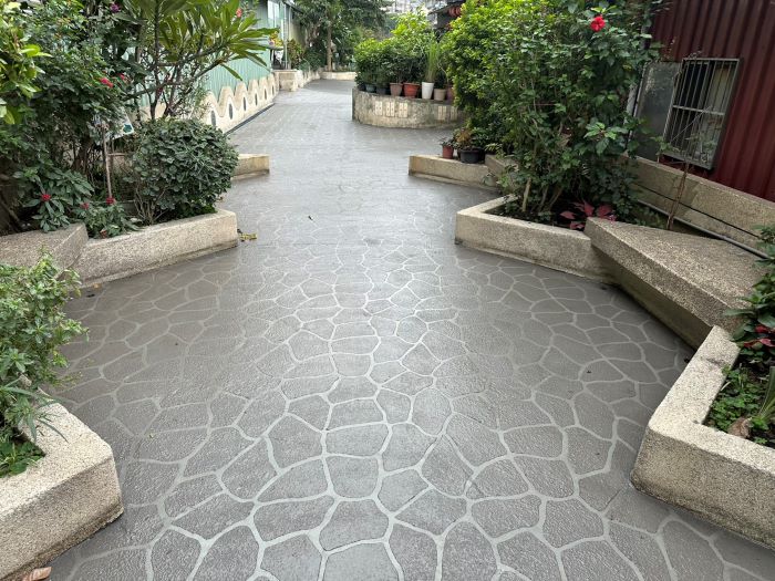 《圖說》海山綠地人行道更新地坪高壓清洗,樹脂砂漿整平後新設噴花地坪。〈板橋公所提供〉