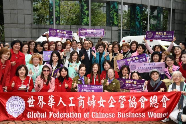 《圖說》侯友宜市長與捐贈單位(世華及啓玉基金會人員)於救護車前合影。〈消防局提供〉