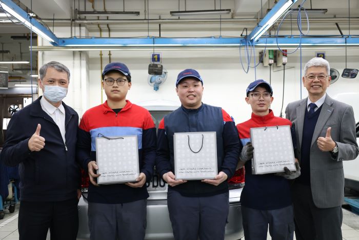 《圖說》勞工局長陳瑞嘉與國都汽車新莊廠員工合影。〈勞工局提供〉