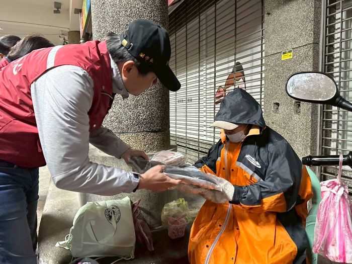 《圖說》副市長朱惕之率市府團隊訪視街友,並致贈禦寒衣物。〈社會局提供〉