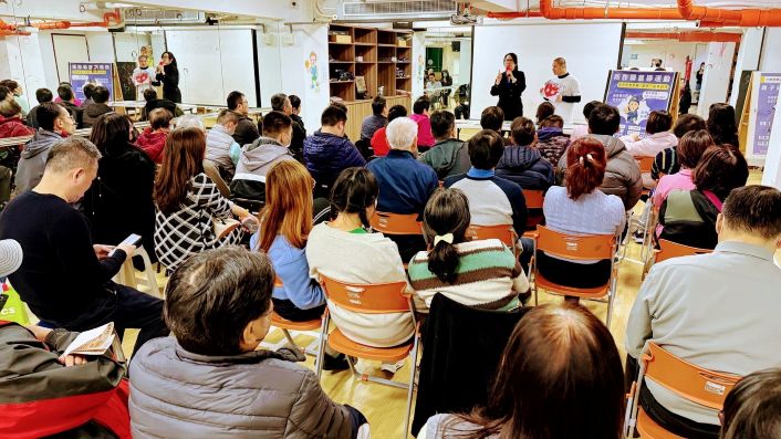 《圖說》蔣叔君以淺顯易懂、親切溫和的方式說明常見詐騙手法,提醒大家提高警覺。〈永和分局提供〉