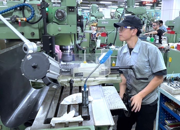 《圖說》三重商工鄒瀚庭考取8張技術士證照。〈教育局提供〉