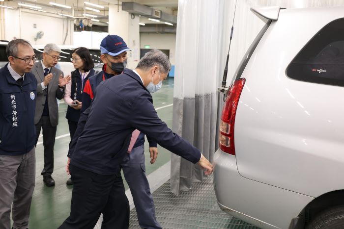 《圖說》陳瑞嘉局長在副總經理陳浩立的陪同下,瞭解汽車修護整體作業SOP,也關懷勞工使用防護用具情形,左一為新北市勞檢處長林澤州。〈勞工局提供〉