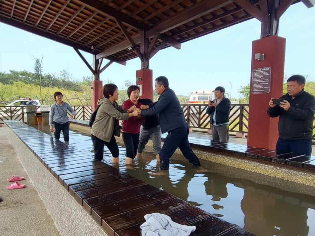 2對夫妻在公共泡腳池旁，疑因位子分配及水質衛生問題爆發口角，最終演變成2男2女在池邊扭打拉扯的混亂場面。