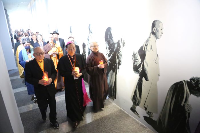 《圖說》「和諧同行、青年朝聖之旅」隊伍，從世界宗教博物館朝聖步道啟程。〈宗博館提供〉