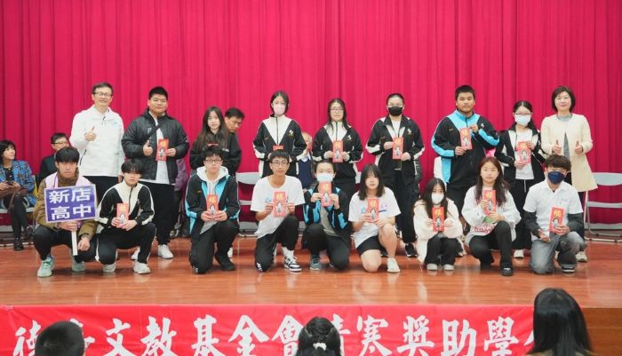 《圖說》教育局長張明文〈第二排左一〉到現場勉勵同學，同時感謝陳儀君董事長對教育的用心。〈德音文教基金會提供〉