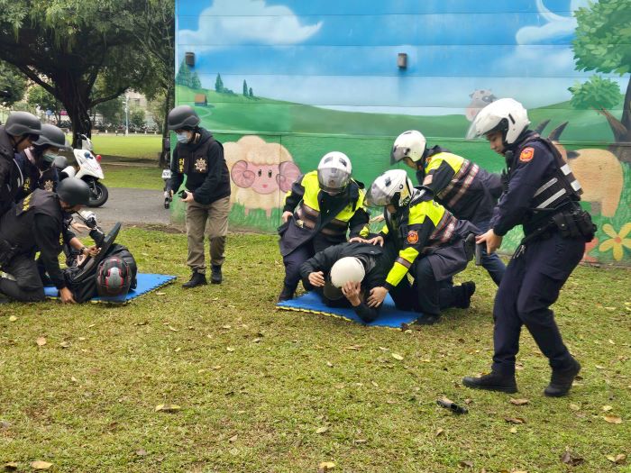 《圖說》警方制伏持械搶匪，呈現警力戰術銜接及應變處理能力。〈板橋分局提供〉