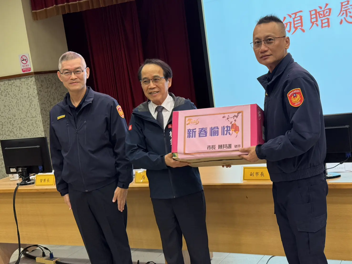 高市警局今晚動員520名警力執行擴檢及路檢，副市長林欽榮親臨加油打氣。