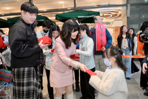 《圖說》攜家帶眷前來逛街的民眾也分享，新春走訪商場除了感受熱鬧年節氛圍，更期盼在新的一年工作順利、家人平安健康，左二經發局長盛筱蓉。〈經發局提供〉