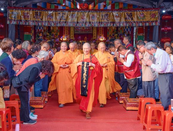 《圖說》2026新春萬燈供佛法會，善信大眾分立東西兩單虔誠恭迎世界佛教總部副主席聖德釋證達教尊。〈主辦單位提供〉