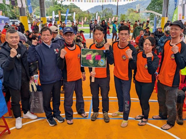 《圖說》陳崇岳局長勉勵新板山搜義消分隊參賽隊伍--繩精。〈消防局提供〉