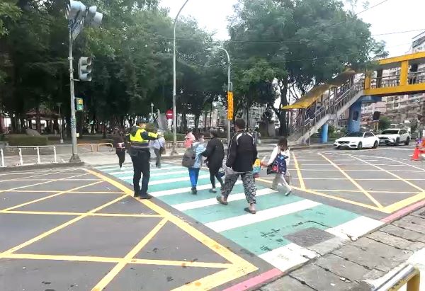 《圖說》板橋警國小護童專案勤務協調會，透過面對面討論盤整問題、凝聚共識，為新學期通學安全超前部署。〈板橋分局提供〉