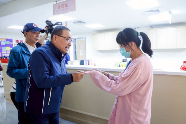 《圖說》新北市長侯友宜今日一早前往三重院區慰問值班的人員，並致贈新春福袋感謝醫護連假期間仍堅守崗位，站在第一線守護民眾健康。〈新聞局提供〉