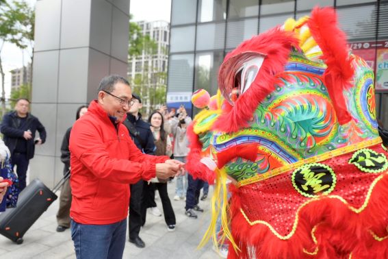 《圖說》市長侯友宜今日前往新莊宏匯廣場走春。〈經發局提供〉