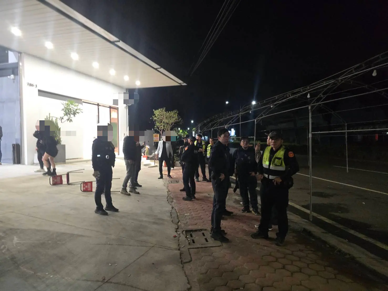 高雄工程行尾牙老闆遭痛毆押走，林園警分局漏夜逮10人法辦。翻攝畫面