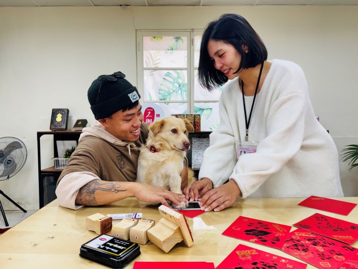 《圖說》淡水古蹟博物館即日起至在淡水紅毛城推出寵物「掌印斗方」DIY，歡迎有興趣的飼主把握機會前來體驗，讓寵物變成農曆春節最萌的裝飾。〈淡古提供〉