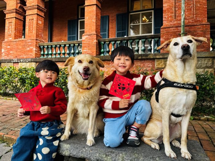《圖說》獨一無二的寵物「掌印斗方」化身今年過年最可愛的特色春聯，歡迎前來體驗。〈淡古提供〉