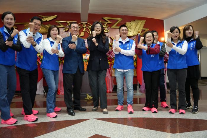 《圖說》交接典禮現場氣氛熱絡，包括國民黨新北市黨部主委鄭麗文、國民黨新北市黨部副主委兼秘書長李乾龍、新北市長侯友宜與副市長李四川等人皆到場祝賀與加油打氣。〈記者葉柏成攝〉