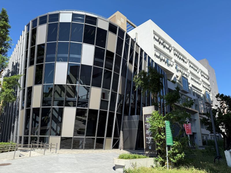 《圖說》新工處「樹林藝文綜合行政大樓」，榮獲第25屆公共工程金質獎公共設施維護管理獎項「特優」。〈工務局提供〉