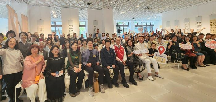 《圖說》出席「全國書法比賽成果展暨孫端吉教授墨藝展」開幕式活動的各界貴賓與全省參展代表師生家長,齊聚一堂,開心合影留念並見證歷史。〈主辦單位提供〉七