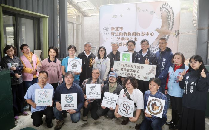 《圖說》農業局長諶錫輝、三芝區長及里長、台灣猛禽研究會等單位獻上祝福，第二排左三動保處長楊淑方。〈動保處提供〉