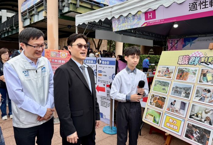 《圖說》學生擔任解說員進行職群介紹,引導貴賓體驗多元職涯種類,展現學習成果。〈教育局提供〉