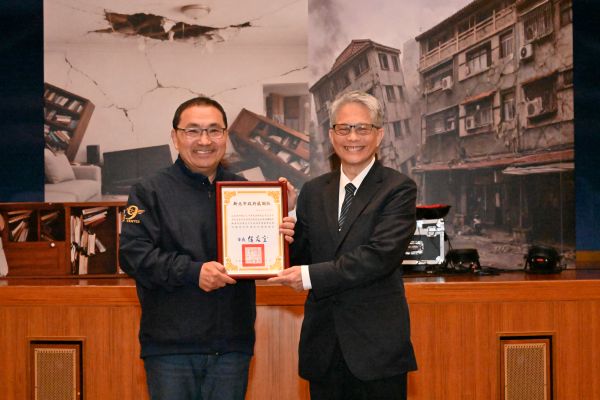 《圖說》市長侯友宜致贈慈濟基金會感謝狀,由慈濟基金會副執行長 熊士民代表接受。〈消防局提供〉